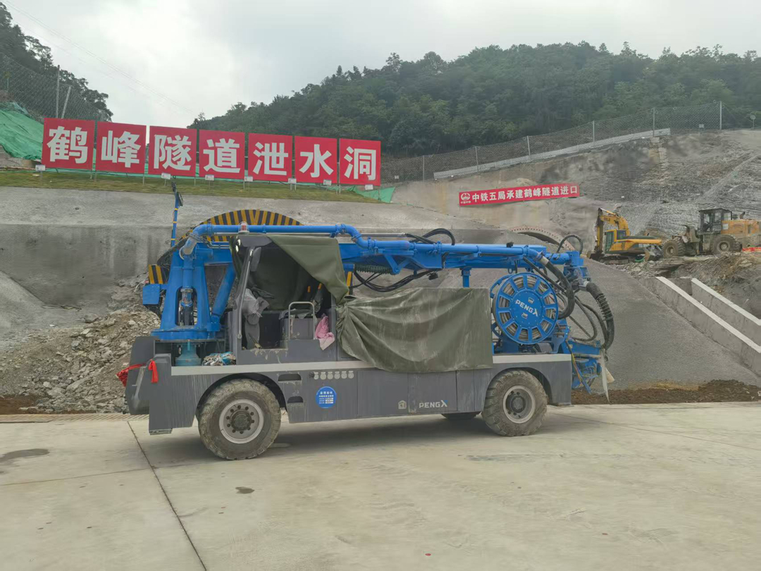 鶴峰隧道泄水洞的 “噴漿能手”—鵬翔濕噴機的施工日記